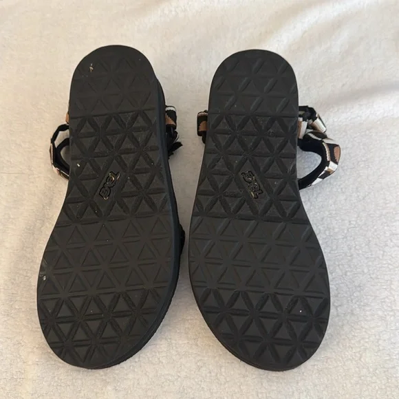 Teva Sandal
9
Multi color
Fun for summer ☀️ - Picture 2 of 3